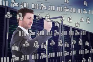 Poważny biznesmen trzymający znacznik i piszący przeciwko doodle cloud computing