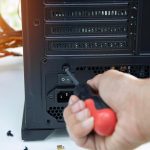 Technicy montują i naprawiają komputery