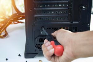 Technicy montują i naprawiają komputery