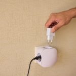 Ręczne podłączenie urządzenia elektrycznego do niezbędnego zasilania i podłączenia urządzeń użyteczności publicznej