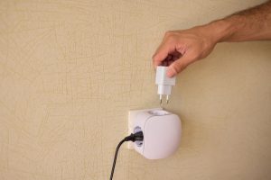 Jak podłączyć kinkiet z włącznikiem, gniazdkiem?