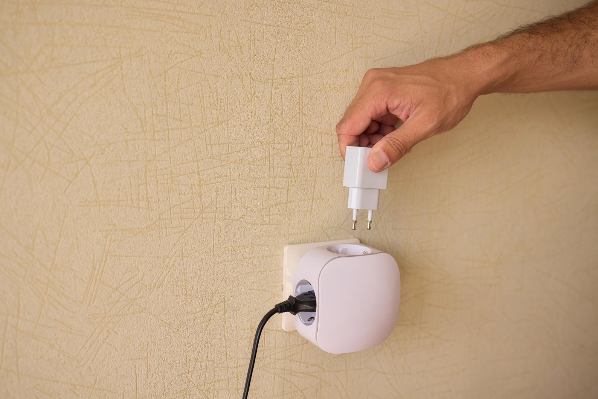 Ręczne podłączenie urządzenia elektrycznego do niezbędnego zasilania i podłączenia urządzeń użyteczności publicznej