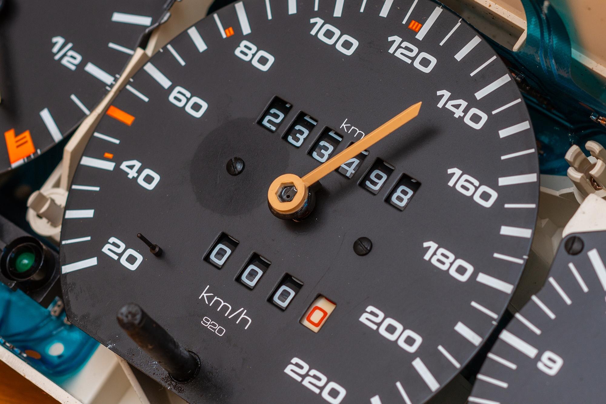 Stary prędkościomierz prędkości wskaźnik tłaRoracja strzała prędkości silnika