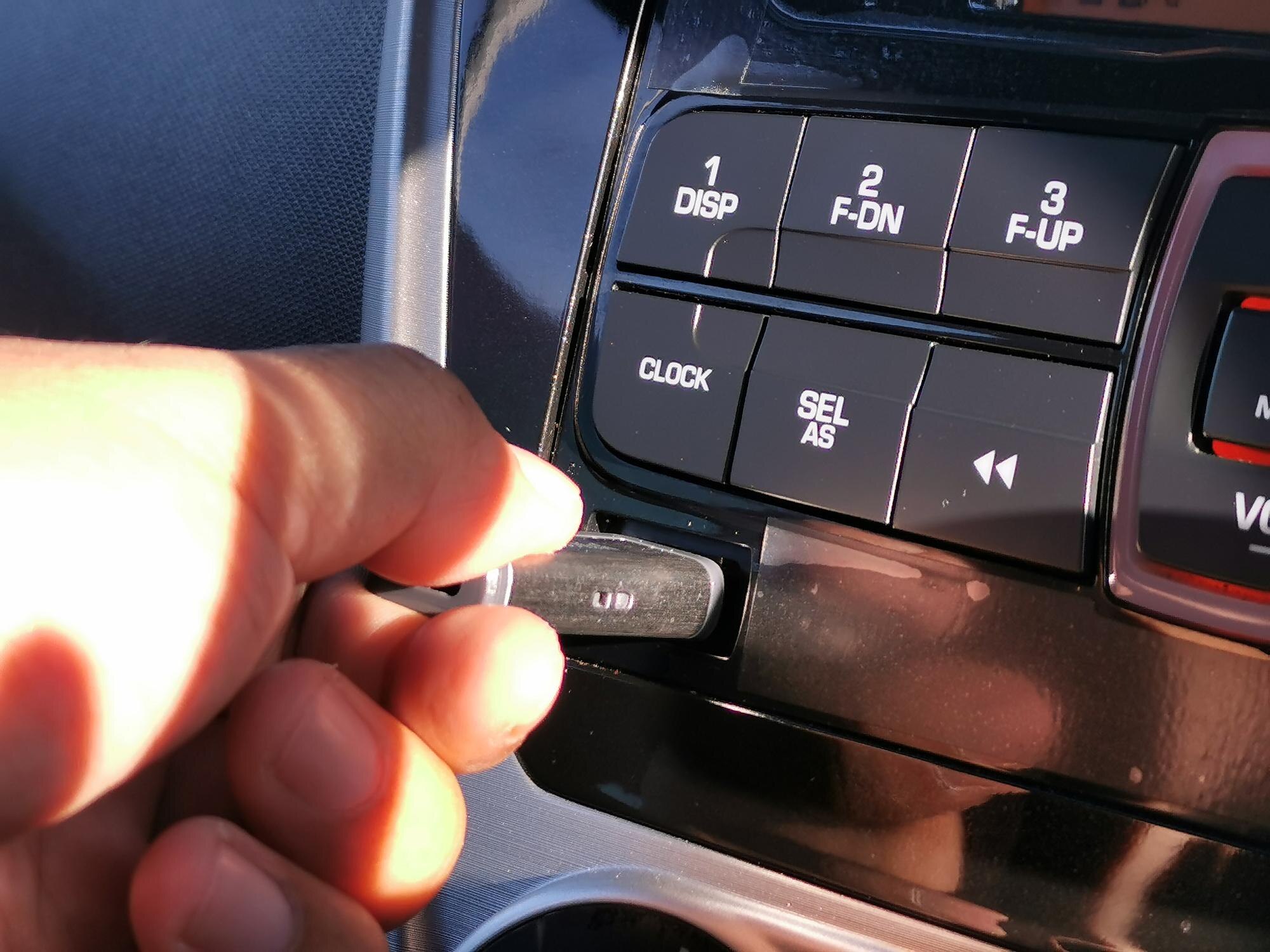 Pamięć USB włożona do portu.