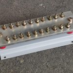 Listwa uziemienia elektrycznego. Uziemiony system sterowania przemysłem elektrycznym dla budynku.