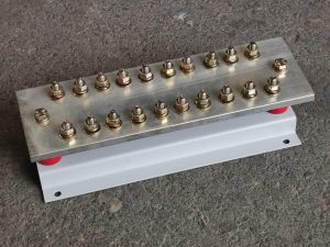 Listwa uziemienia elektrycznego. Uziemiony system sterowania przemysłem elektrycznym dla budynku.