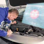 Interfejs inżynieryjny przeciwko mechanikowi patrzącemu na silnik samochodu