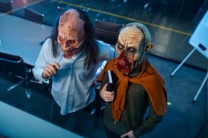 Brzydcy pracownicy potworów zombie w biurowej sali konferencyjnej