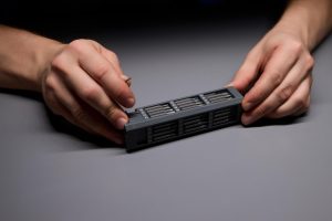 Osoba demonstrująca precyzję za pomocą narzędzi naprawiających skomplikowane elementy elektroniczne