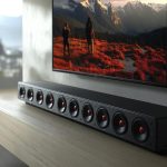 Nowoczesny soundbar umieszczony pod telewizorem w stylowym salonie