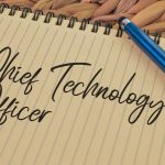 Pióro i notatnik napisany tekstem DYREKTOR TECHNOLOGICZNY