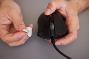 czyszczenie chusteczek dezynfekcja myszy roboczej wycierać powierzchnią klawiatury biurowej środkiem antybakteryjnym