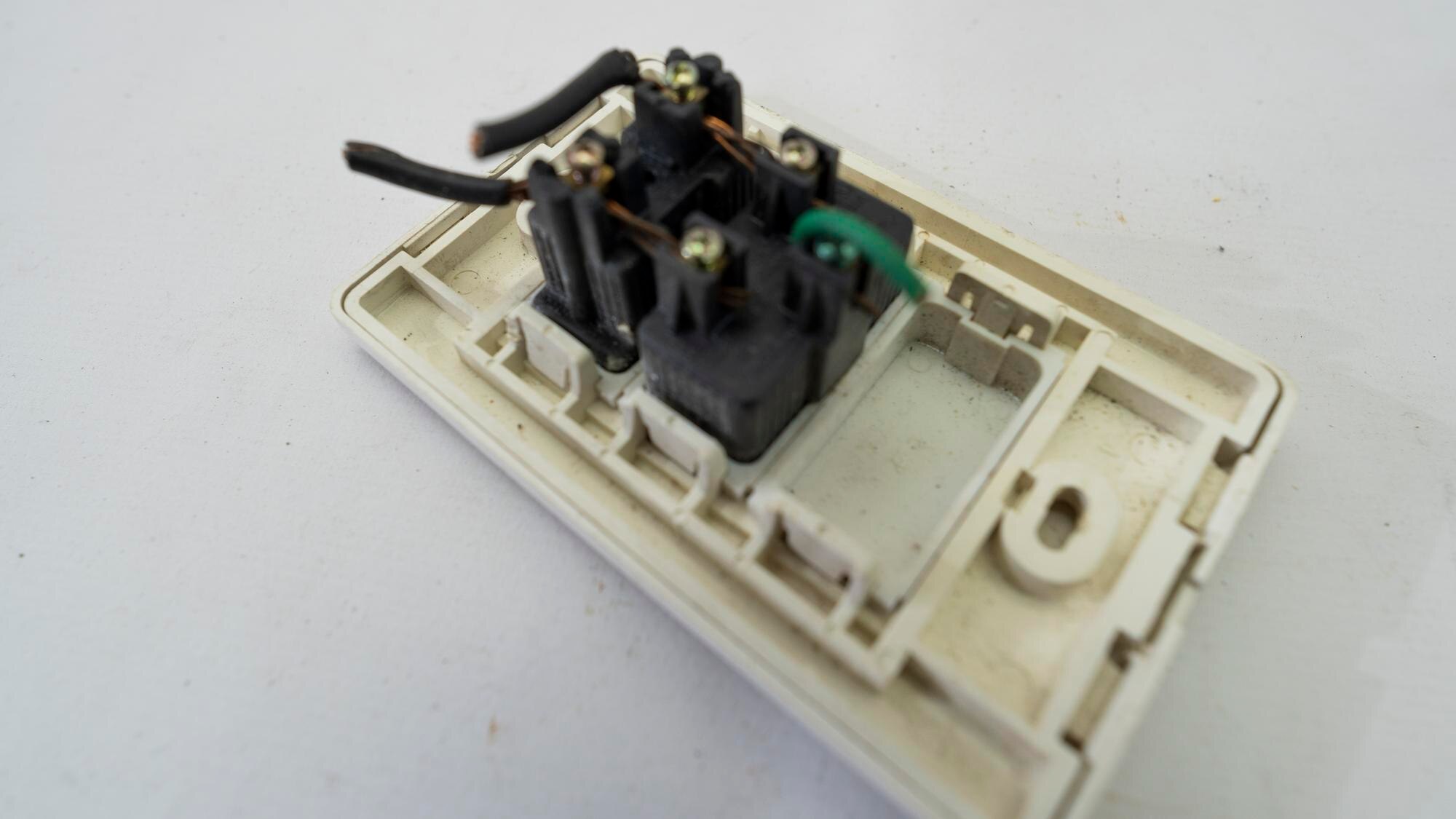 Wyłącznik elektryczny z wyłącznikiem światła