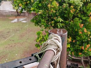 Krople deszczu na żelaznych słupkach schodowych