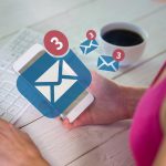 Kobieta używająca swojego smartfona przeciwko trzem otrzymanym wiadomościom tekstowym