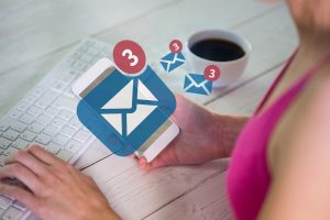 Kobieta używająca swojego smartfona przeciwko trzem otrzymanym wiadomościom tekstowym