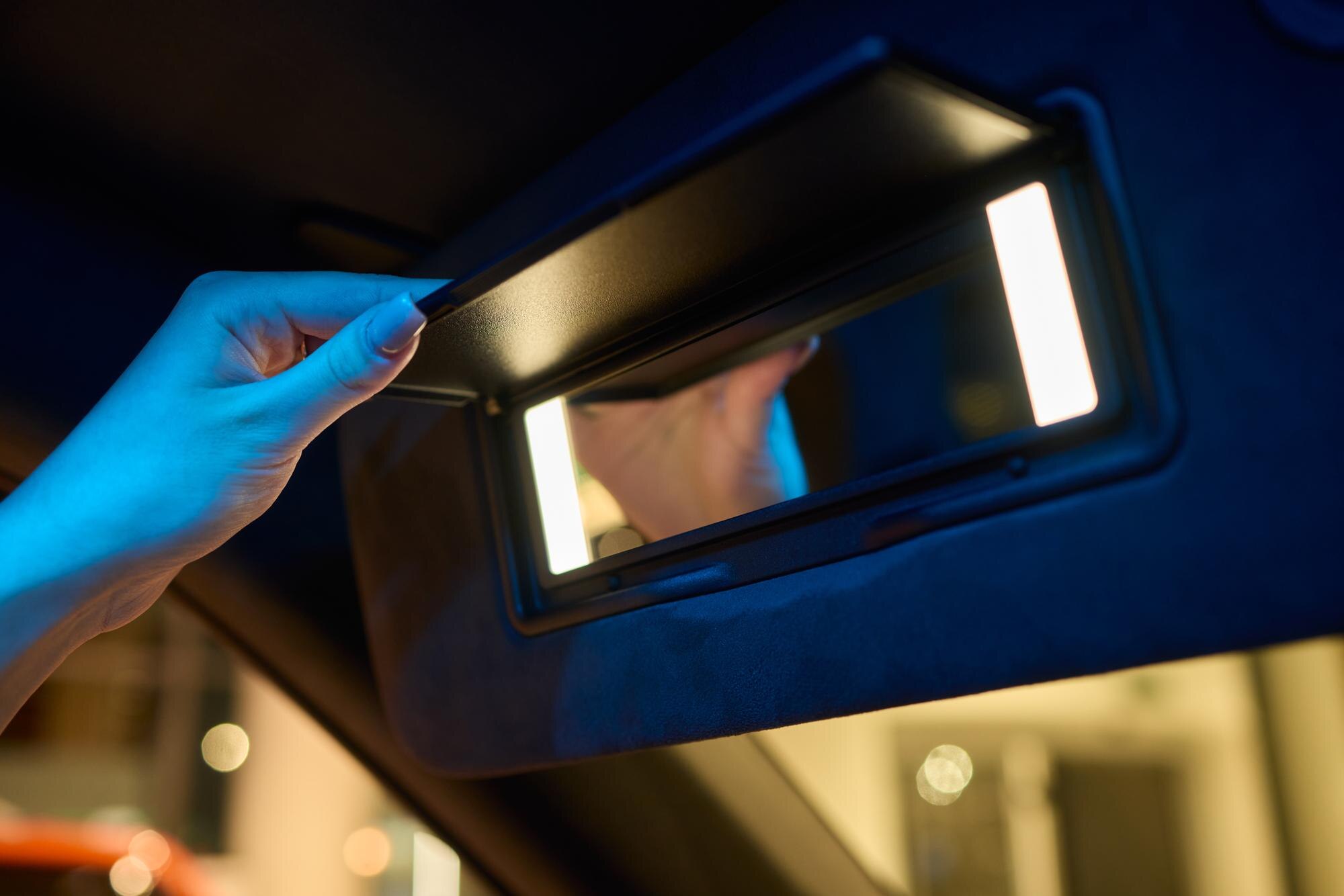 W nowoczesnym wnętrzu samochodu znajduje się eleganckie lustro, które podkreśla zarówno funkcjonalność, jak i styl