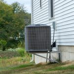 zainstalowany klimatyzator w pobliżu domu