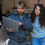 Średnie ujęcie osób patrzących na laptopa