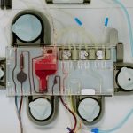 Złożone urządzenie medyczne z rurami i mechanizmami