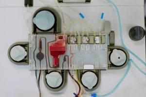 Złożone urządzenie medyczne z rurami i mechanizmami