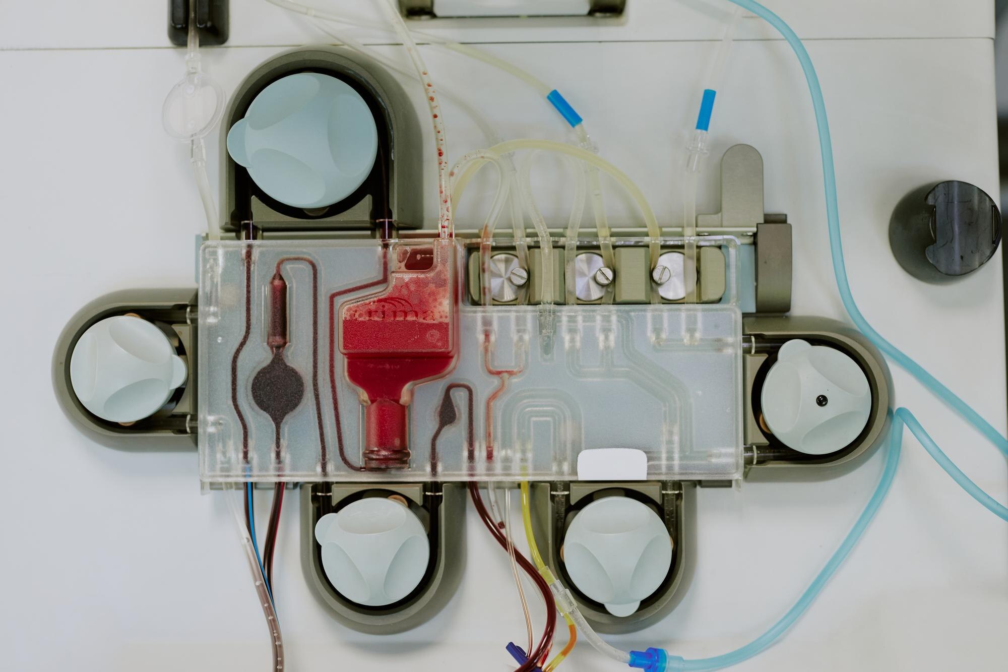 Złożone urządzenie medyczne z rurami i mechanizmami