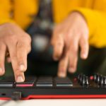 Ręce mężczyzny wykonującego bity na swoim kontrolerze MPD MIDI