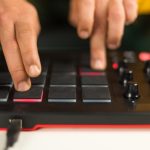 Ręce mężczyzny wykonującego bity na swoim kontrolerze MPD MIDI