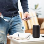 Mężczyzna słuchający muzyki