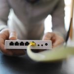 Nowoczesny dwuzakresowy router bezprzewodowy Człowiek pracujący w tle Koncepcja szybkiego i bezprzewodowego internetu