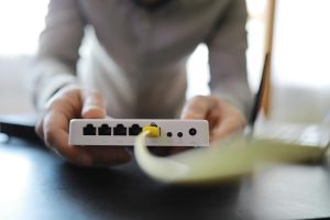 Nowoczesny dwuzakresowy router bezprzewodowy Człowiek pracujący w tle Koncepcja szybkiego i bezprzewodowego internetu