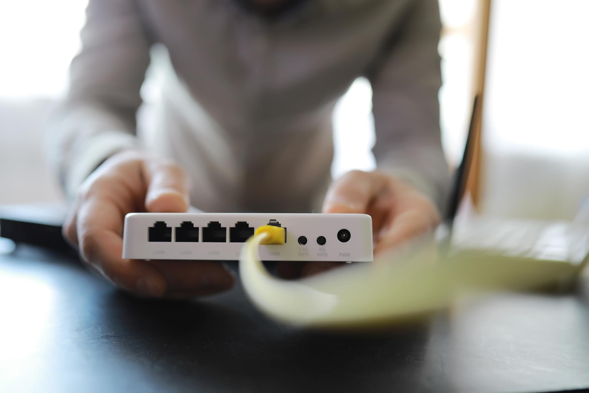 Nowoczesny dwuzakresowy router bezprzewodowy Człowiek pracujący w tle Koncepcja szybkiego i bezprzewodowego internetu