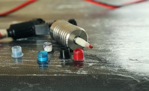 Maszyna do tatuażu i atramenty na stole z bliska