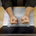 Człowiek za pomocą laptopa