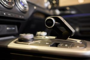 Makro zdjęcie dźwigni biegów samochodowych, niezbędnej części samochodowej