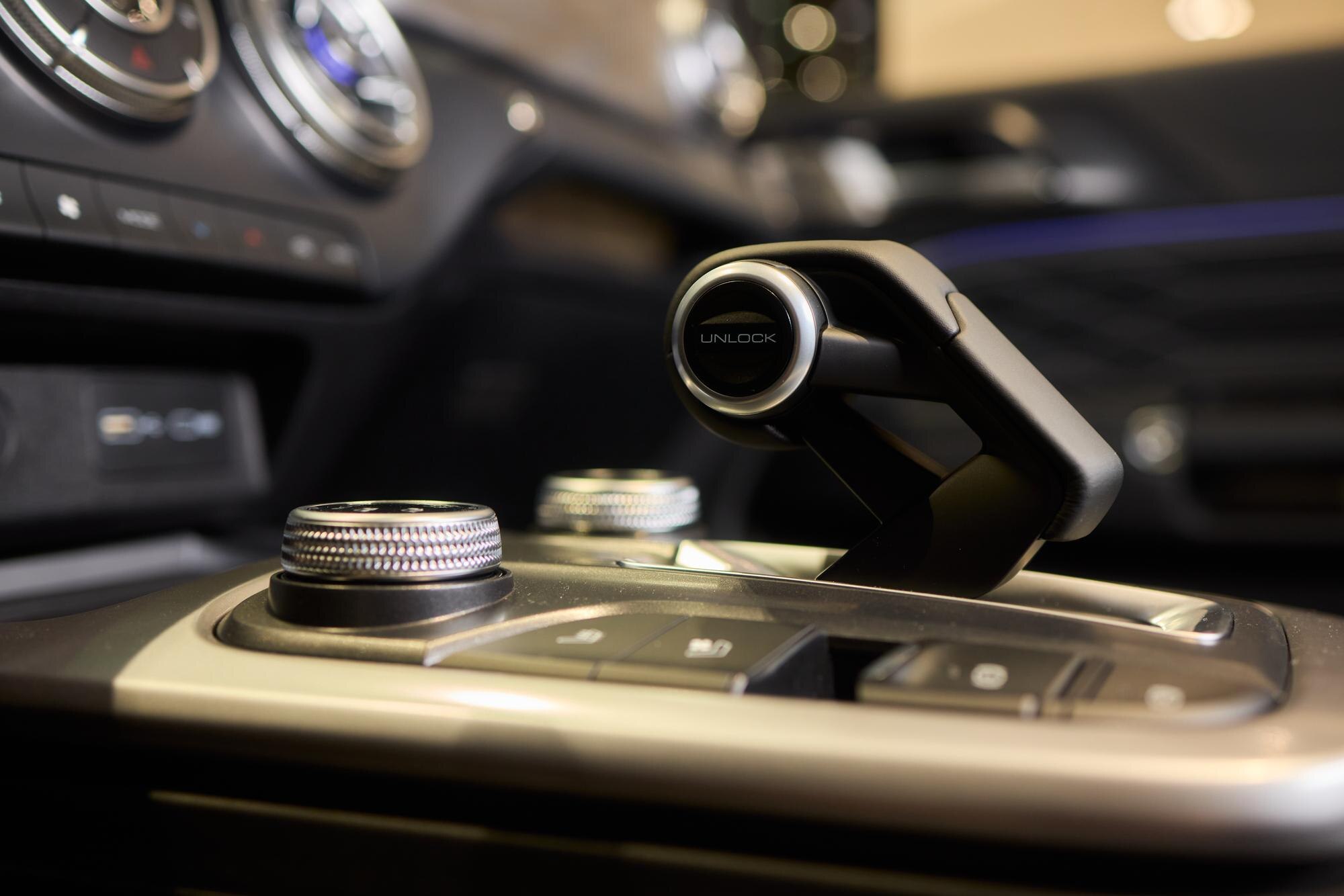 Makro zdjęcie dźwigni biegów samochodowych, niezbędnej części samochodowej