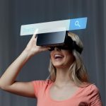 technologia, rzeczywistość wirtualna, cyberprzestrzeń, rozrywka i koncepcja ludzi - szczęśliwa młoda kobieta z zestawem słuchawkowym rzeczywistości wirtualnej lub okularami 3d w domu, patrząc na projekcję paska wyszukiwania przeglądarki internetowej