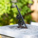 Zegar słoneczny w stylu vintage z zieloną patyną rzuca długi cień, śledząc ruch słońca i wskazując czas