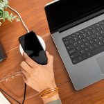 ładowanie smartfonu