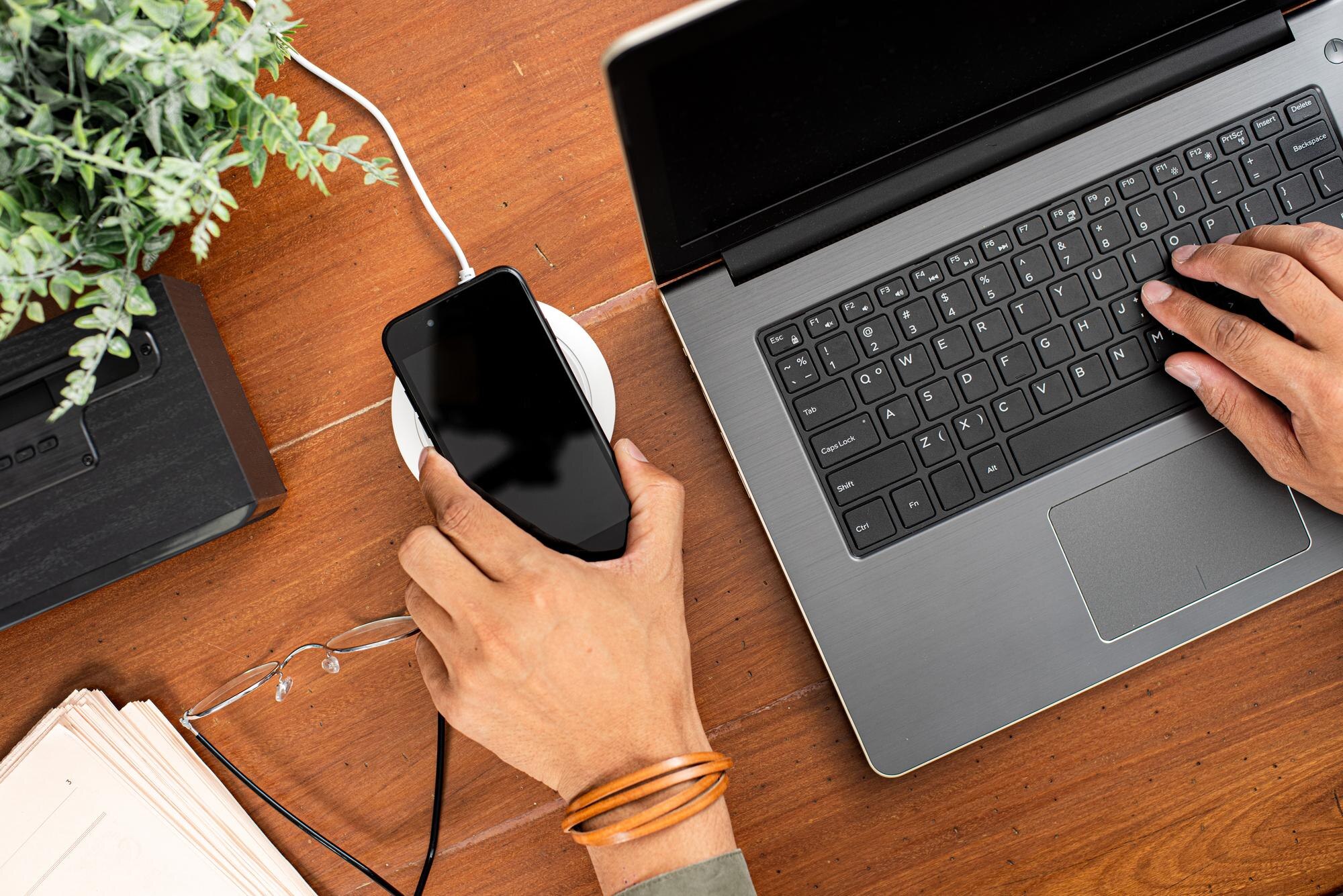 ładowanie smartfonu