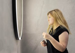 Jak podłączyć lustro podświetlane?