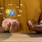 Koncepcja tłumaczenia wielojęzycznego Człowiek używający smartfona do tłumaczenia różnych języków