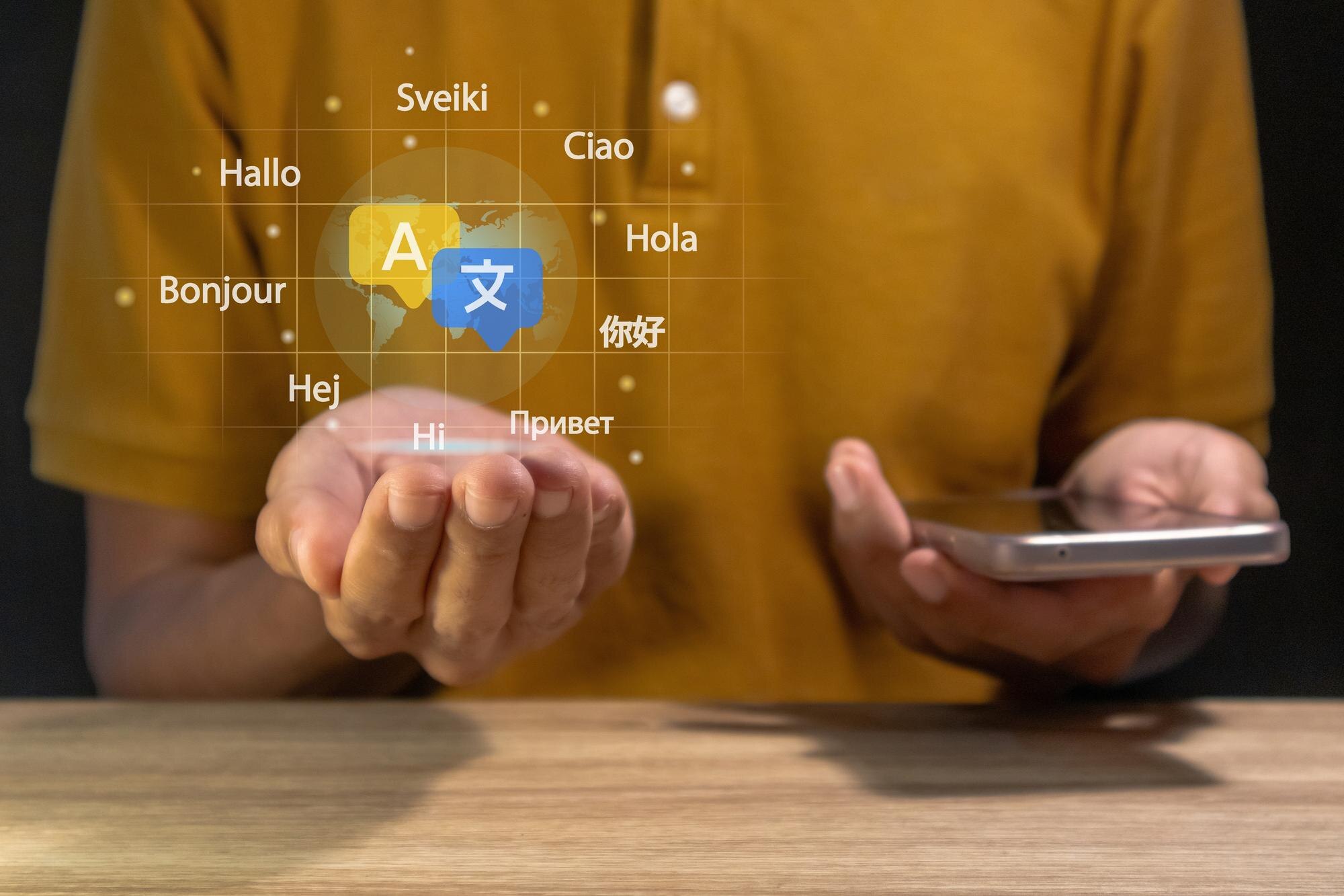 Koncepcja tłumaczenia wielojęzycznego Człowiek używający smartfona do tłumaczenia różnych języków