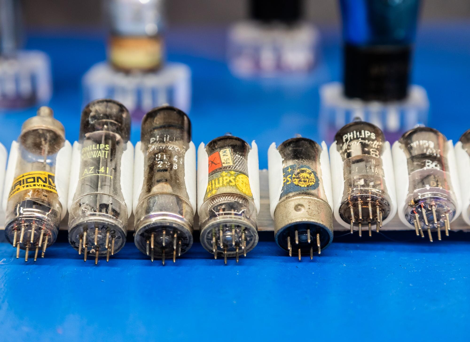 Muzeum Radio i Telewizji Seria starych rur i zaworów termoelektronicznych