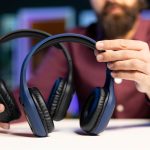 Zbliżenie słuchawek bezprzewodowych przeglądanych przez twórcę treści