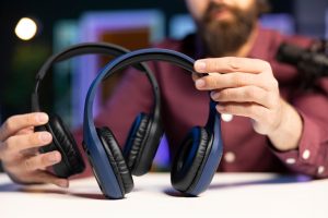 Zbliżenie słuchawek bezprzewodowych przeglądanych przez twórcę treści
