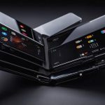 Gładki składany smartfon na czarnym tle prezentujący nowoczesną technologię
