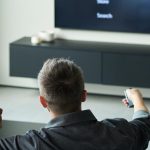 Oglądanie telewizji razem w nowoczesnym salonie