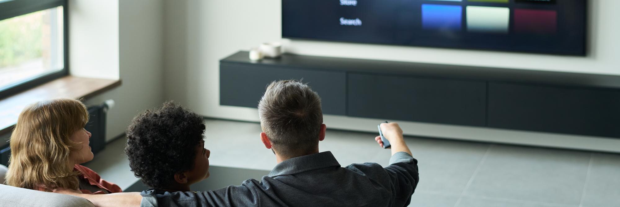 Oglądanie telewizji razem w nowoczesnym salonie