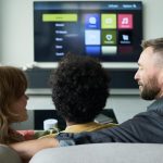 Rodzina oglądająca telewizję razem w salonie